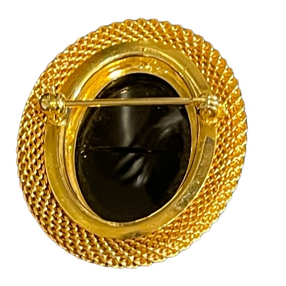 Vintage gold plated finish carved glass cameo brooch - Picture 2 of 2